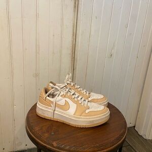 Nike Air Jordan 1 Low SE 'Sail' trainers in cream and white #sneakers W9